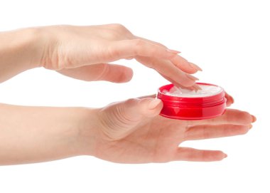 Elinde kırmızı bir kavanoz içinde krem vücut yüz