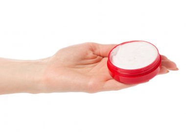 Elinde kırmızı bir kavanoz içinde krem vücut yüz