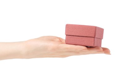 Kırmızı mücevher kutusu elinde