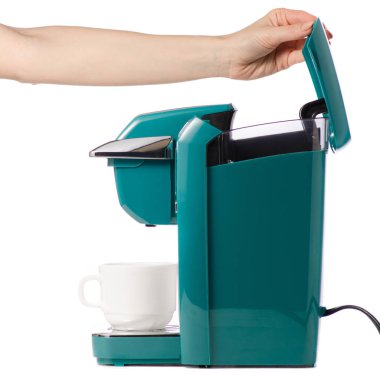 Kapsüler elektrikli kahve makinesi su bardağı eline