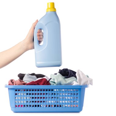 Çamaşır sepeti elinde kirli temiz sıvı toz şişe yıkama
