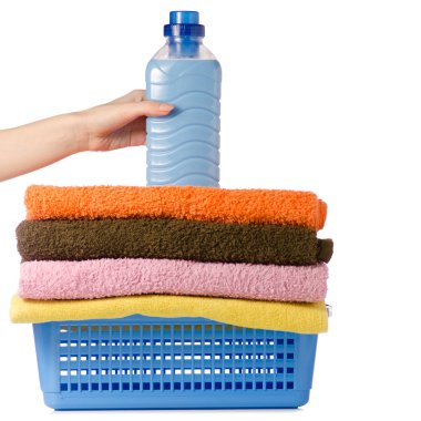 Sepet Çamaşırhane havlu ile şişe sıvı toz saç kremi yumuşatıcı el