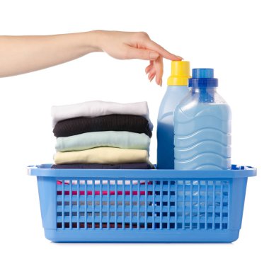 Elinde plastik sepeti sıvı toz saç kremi yumuşatıcı giysi yığını