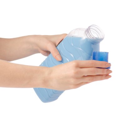 Yumuşatıcı krem beyaz arka plan üzerinde izole elinde mavi plastik şişe