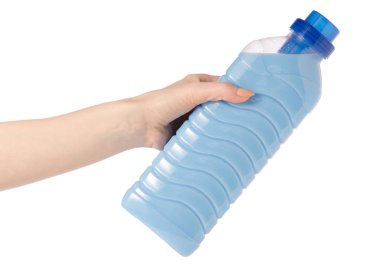 Yumuşatıcı krem beyaz arka plan üzerinde izole elinde mavi plastik şişe