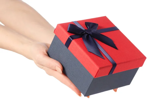 Kırmızı bir kapak ve elinde mavi bir yay ile hediye kutusu — Stok fotoğraf