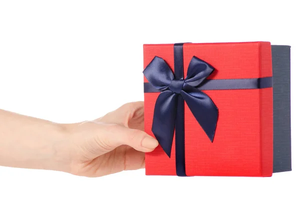 Confezione regalo con coperchio rosso e fiocco blu in mano — Foto Stock