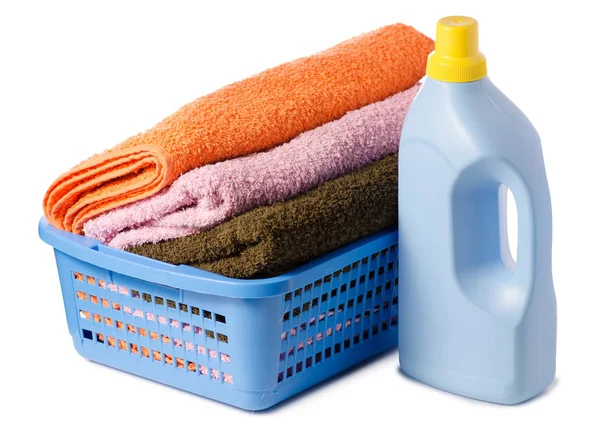 Cesta con toallas de lavandería botella de polvo líquido — Foto de Stock