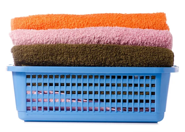 Tvättkorg med färgglad handduk — Stockfoto