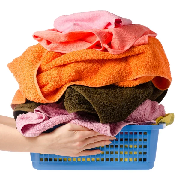 Cesto di lavanderia con asciugamano colorato in mano — Foto Stock