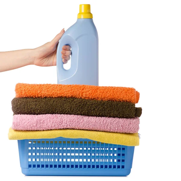 Cesta con toallas de lavandería botella de polvo líquido en la mano — Foto de Stock