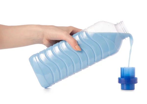 Sköljmedel balsam i blå plast flaska i handen isolerad på vit bakgrund — Stockfoto