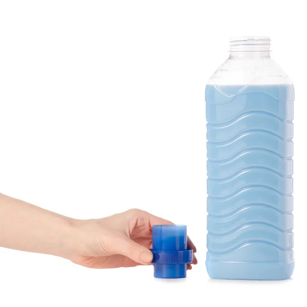 Yumuşatıcı krem beyaz arka plan üzerinde izole elinde mavi plastik şişe — Stok fotoğraf