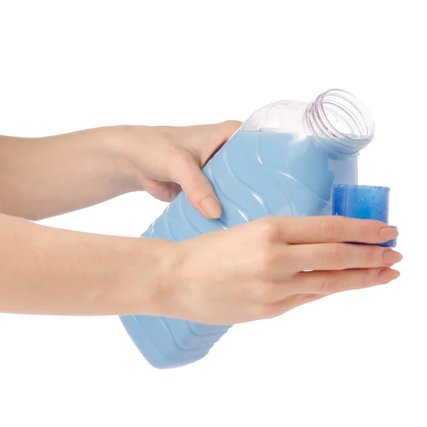 Kondisioner yang lebih lembut dalam botol plastik biru di tangan terisolasi pada latar belakang putih — Stok Foto