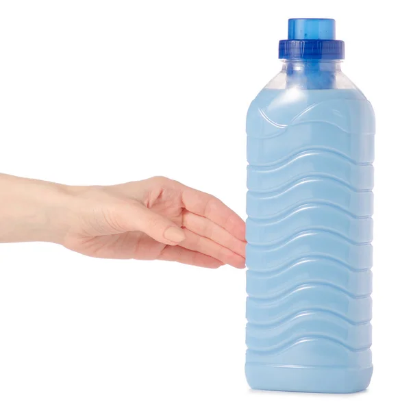 Waterontharder conditioner in blauwe plastic fles in hand geïsoleerd op witte achtergrond — Stockfoto