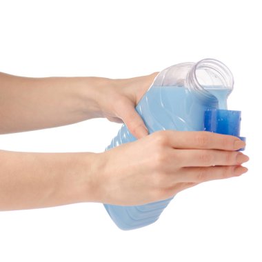 Yumuşatıcı krem beyaz arka plan üzerinde izole elinde mavi plastik şişe