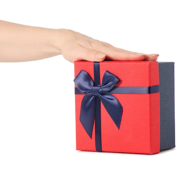Caixa de presente com uma tampa vermelha e um laço azul na mão — Fotografia de Stock