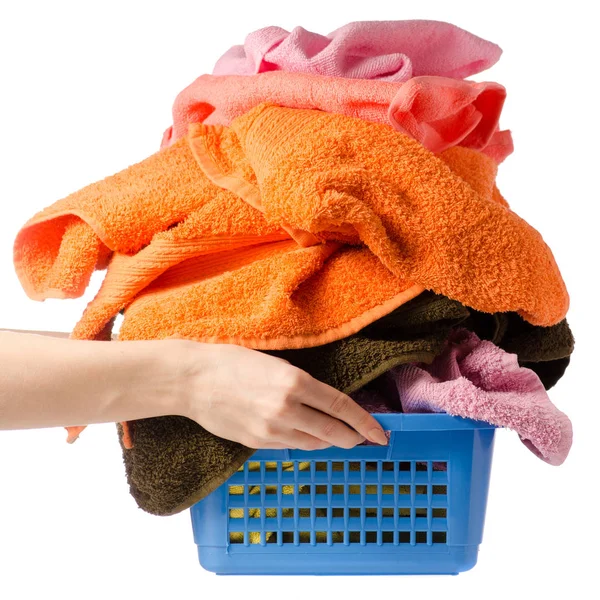 Καλάθι ρούχων με πολύχρωμα πετσέτα στα χέρια — Φωτογραφία Αρχείου