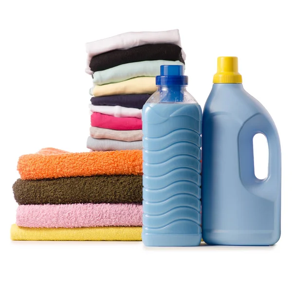 一叠毛巾, 洗一瓶液体粉末调节器软化剂 — 图库照片