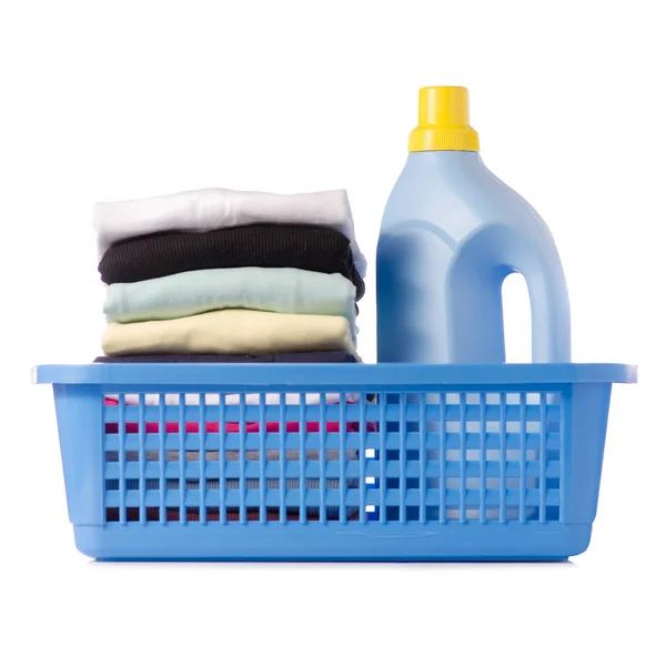 Empilement de vêtements dans un panier en plastique Poudre liquide — Photo