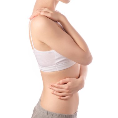 Beyaz t-shirt en iyi sütyen genç güzel kadın el geri omzuna yan