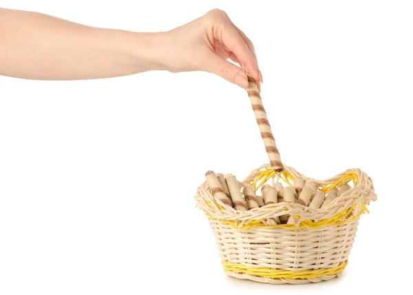 Tubos de bolacha doce pau delicioso em uma cesta na mão — Fotografia de Stock
