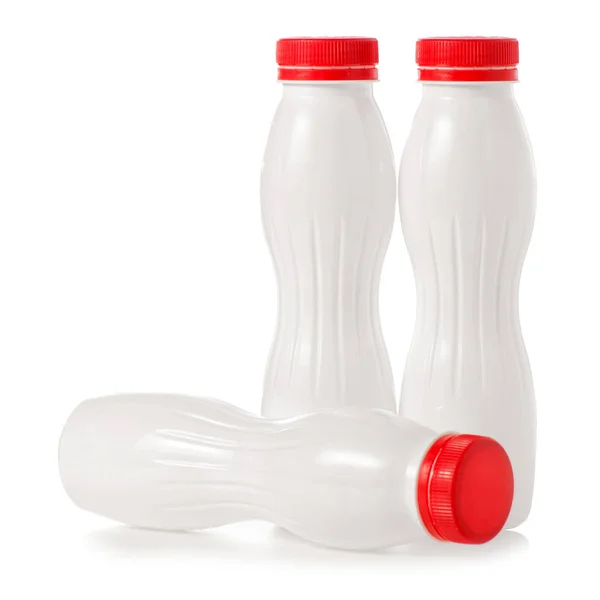 Três garrafas brancas de plástico com leite de iogurte kefir — Fotografia de Stock
