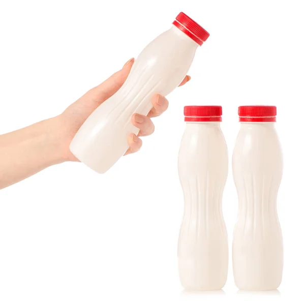 Три пластиковые белые бутылки с кефировым молоком йогурта в руке — стоковое фото
