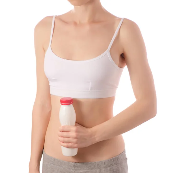 Mladá krásná žena v bílé tričko top žaludku v ruce láhev jogurt krása zdraví — Stock fotografie