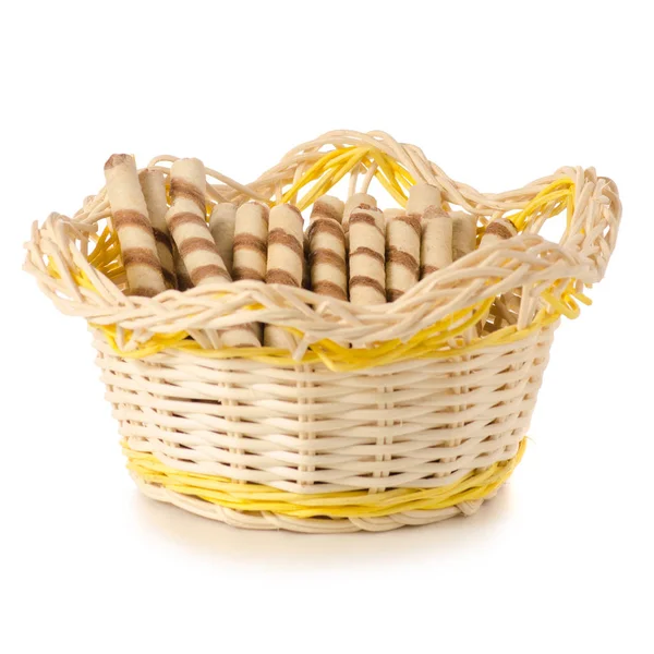 Tubos de oblea dulce palo delicioso en una cesta — Foto de Stock