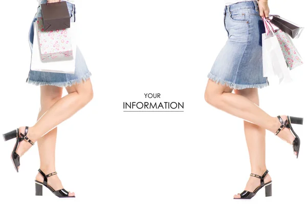 Set vrouwelijke benen in zwarte schoenen denim rok in de hand zakken winkelen verkoop patroon — Stockfoto