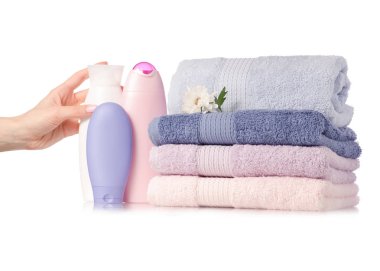 Bir yığın havlu plastik şişe vücut için kozmetik krem losyon jel ile el çiçek ayarla.