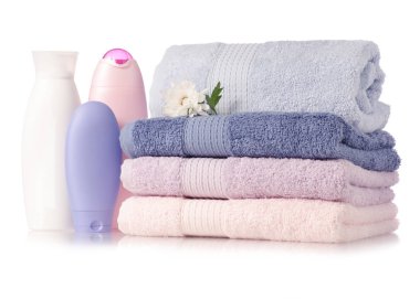 Bir yığın havlu plastik şişe vücut çiçek için kozmetik krem losyon jel ile ayarla