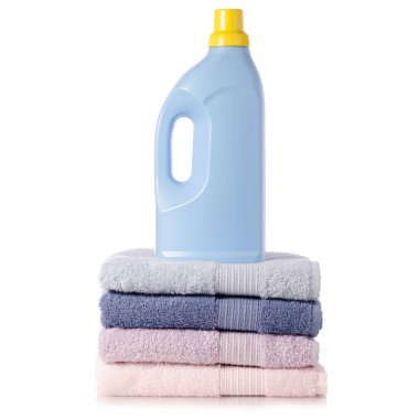 Havlu pembe mavi şişe sıvı çamaşır için bir yığın dizi