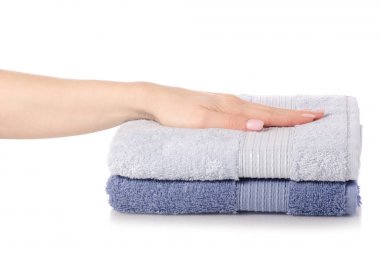 Bir yığın havlu elinde mavi ayarla