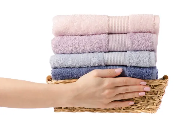 Una toalla de pila en la cesta en la mano — Foto de Stock