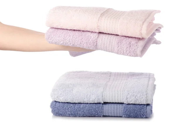 Пачка розово-голубых полотенец в руке — стоковое фото