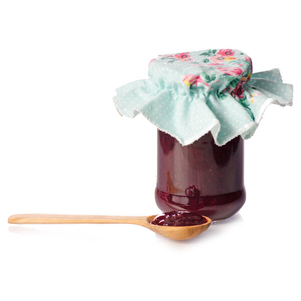 Малиновое варенье в деревянной ложке
