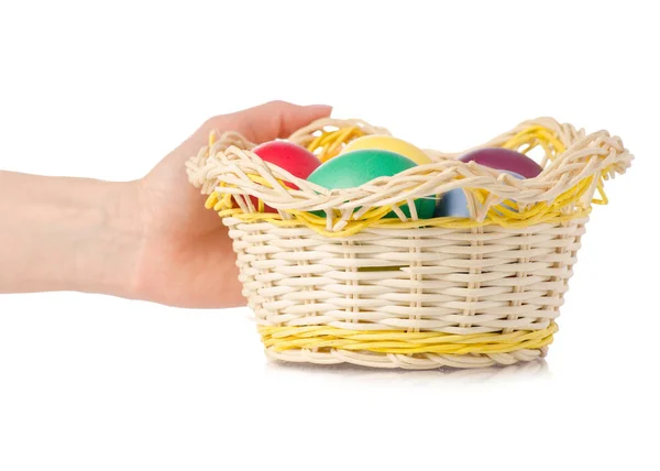 Uova di colore pasquale nel cestino in mano — Foto Stock