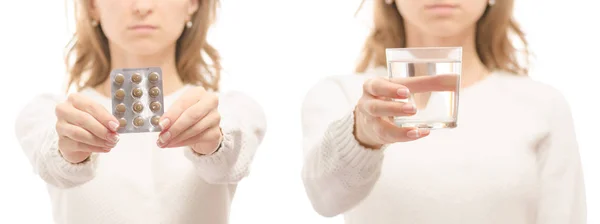 Mujer en las manos de una tableta de un vaso de agua conjunto de medicamentos saludables gripe fría conjunto de la enfermedad —  Fotos de Stock