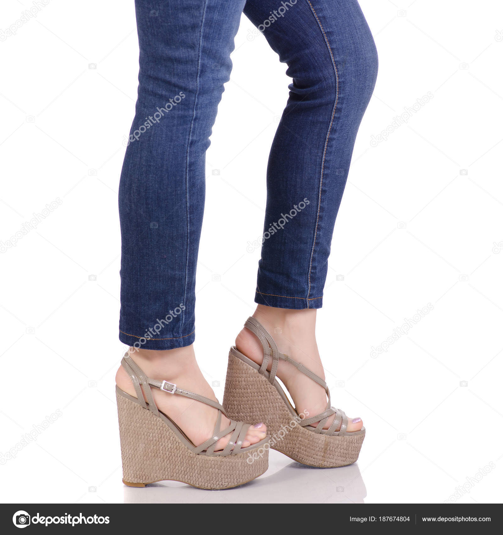 Graue Sandaletten Jeans Einen Keil Und Weibliche In Auf Beine gIvb7Yf6my