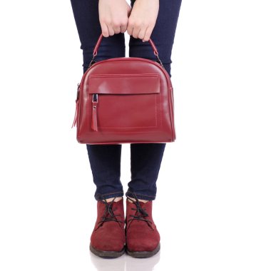 Kadın bacakları kot pantolon ve kırmızı deri çanta çanta ile kırmızı süet topuklu ayakkabı