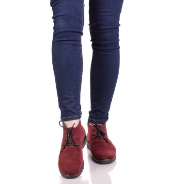 Kadın bacakları kot pantolon ve kırmızı süet ayakkabı