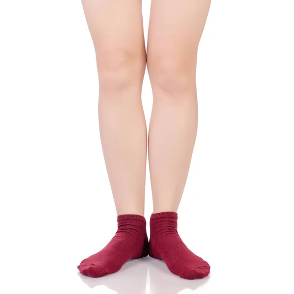 Gambe femminili in calzini di cotone rosso — Foto Stock