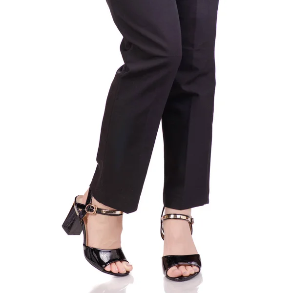 Gambe femminili in classico pantaloni neri lacca nera scarpe stile classico — Foto Stock