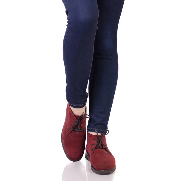 Piernas femeninas en jeans y zapatos de gamuza roja — Foto de Stock