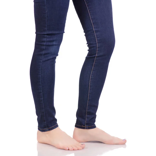 Жіночі ноги в блакитних джинсах магазин моди купити одяг — стокове фото