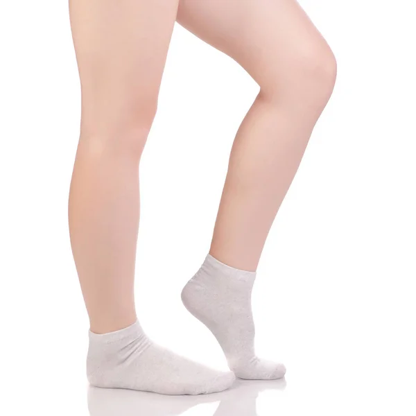 Frauenbeine in weißen beigen Baumwollsocken — Stockfoto