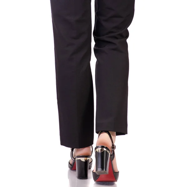 Vrouwelijke benen in klassieke zwarte broek zwart lak schoenen klassieke stijl — Stockfoto