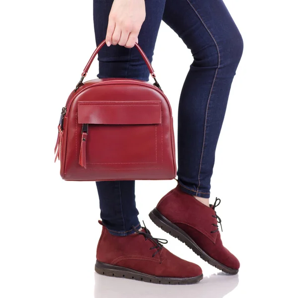 赤い革バッグ ハンドバッグ レッド スエード靴、ジーンズの女性の足 — ストック写真